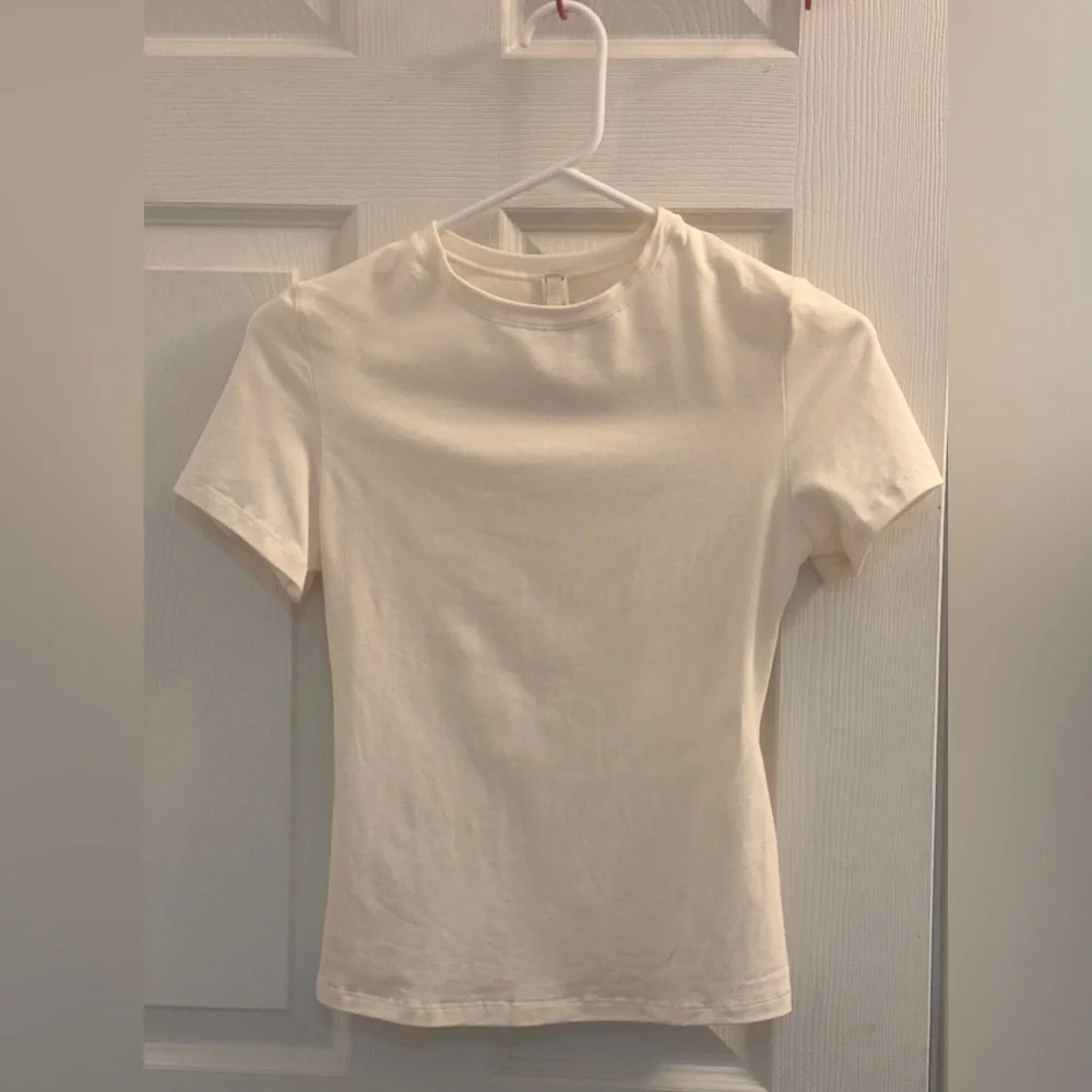 SKIMS Cotton Jersey Crew Neck Short Sleeve T-Shirt in Bone size medium - Picture 3 of 10